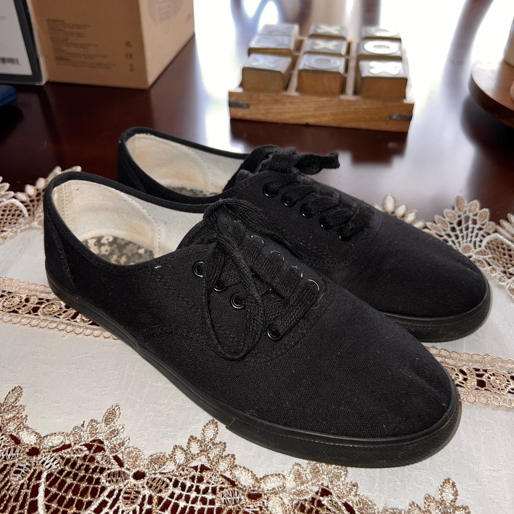 Mossimo size 8 Flats